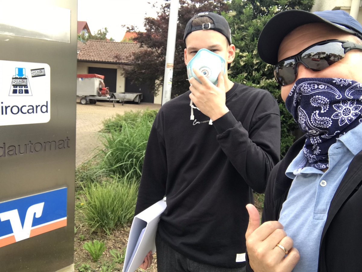 mbay07's tweet photo. Früher zog das Kommando „Masken auf“ vor dem Eintritt in die Bank eine andere Handlung nach sich. 🙃Sohnemann hat es verstanden, aber wie erkläre ich es der KI 😎 https://t.co/SkBuMqp84C