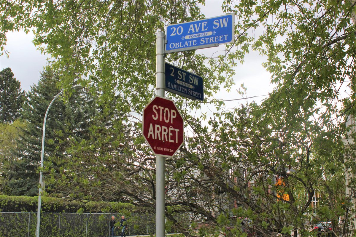 JournalLeFranco's tweet photo. Dans le quartier Mission de Calgary, les huit panneaux de signalisation ont retrouvé leur allure bilingue !
#lefranco #frab 
Crédit Photo: @geoffrey_gaye https://t.co/Gue2824MwG