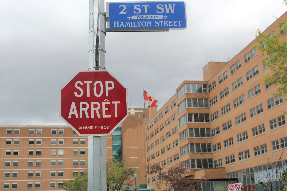 JournalLeFranco's tweet photo. Dans le quartier Mission de Calgary, les huit panneaux de signalisation ont retrouvé leur allure bilingue !
#lefranco #frab 
Crédit Photo: @geoffrey_gaye https://t.co/Gue2824MwG