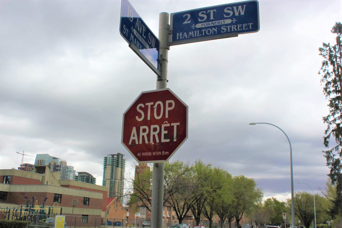 JournalLeFranco's tweet photo. Dans le quartier Mission de Calgary, les huit panneaux de signalisation ont retrouvé leur allure bilingue !
#lefranco #frab 
Crédit Photo: @geoffrey_gaye https://t.co/Gue2824MwG