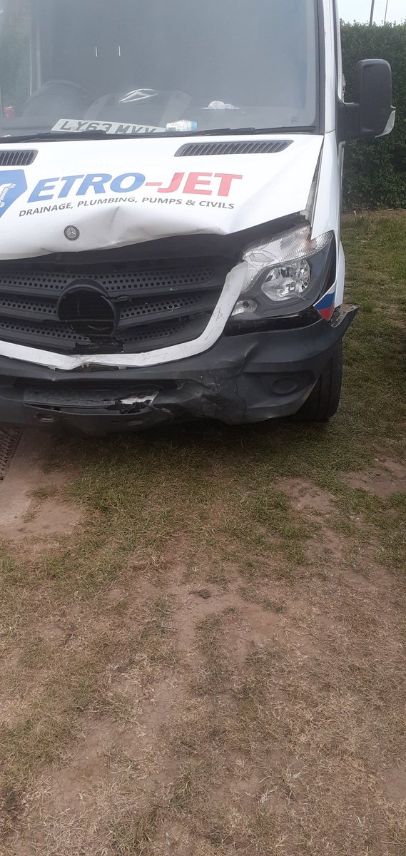 MickeyMatton's tweet photo. When you give an engineer a van van at 1845 and at 1848 he posts keys and texts saying it ain't for me then 20 minute later you have police knocking on your door he has been nicked and confirm it was his first 3 minutes and sacked lol shocked https://t.co/oITol8ztzb