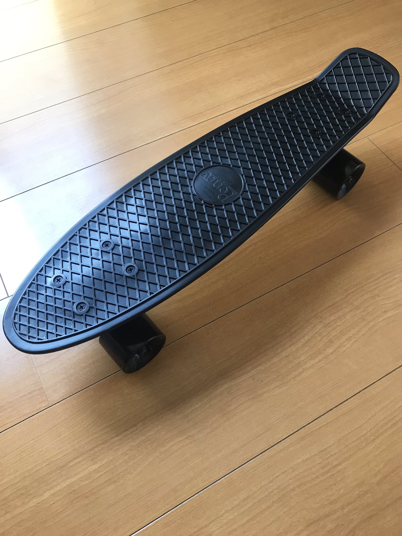 ガッシー 2月にフライングタイガーで2500円のスケボー買って4才娘の爆速キックボードに必死でついていってたらかなり上達したので本物が欲しくなりましてポチりました newモデルの真っ黒ペニーボードに乗るのが楽しみすぎて早く届いてくれ T