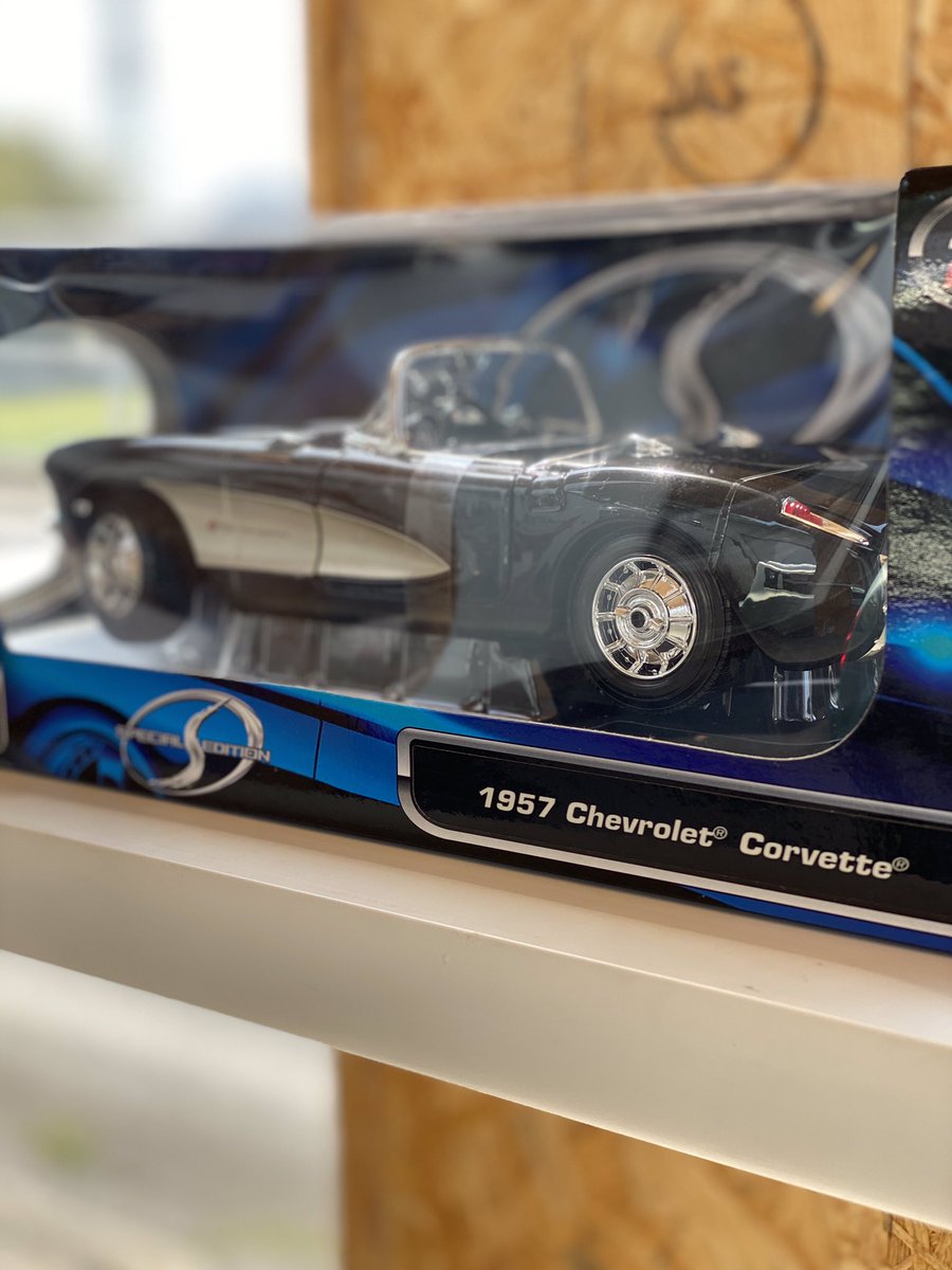gravity__ltd's tweet photo. 1957年　chevrolet corvette
・
こちらのミニカー飾っております^_^
・
・
車の修理でお困りの方はご連絡下さい！DMでも受け付けています！
#越谷市 #自動車屋 #カスタム #会社 #株式会社グラビティ #修理 
https://t.co/XfNWZU8oNE https://t.co/4dKmxVwfP3