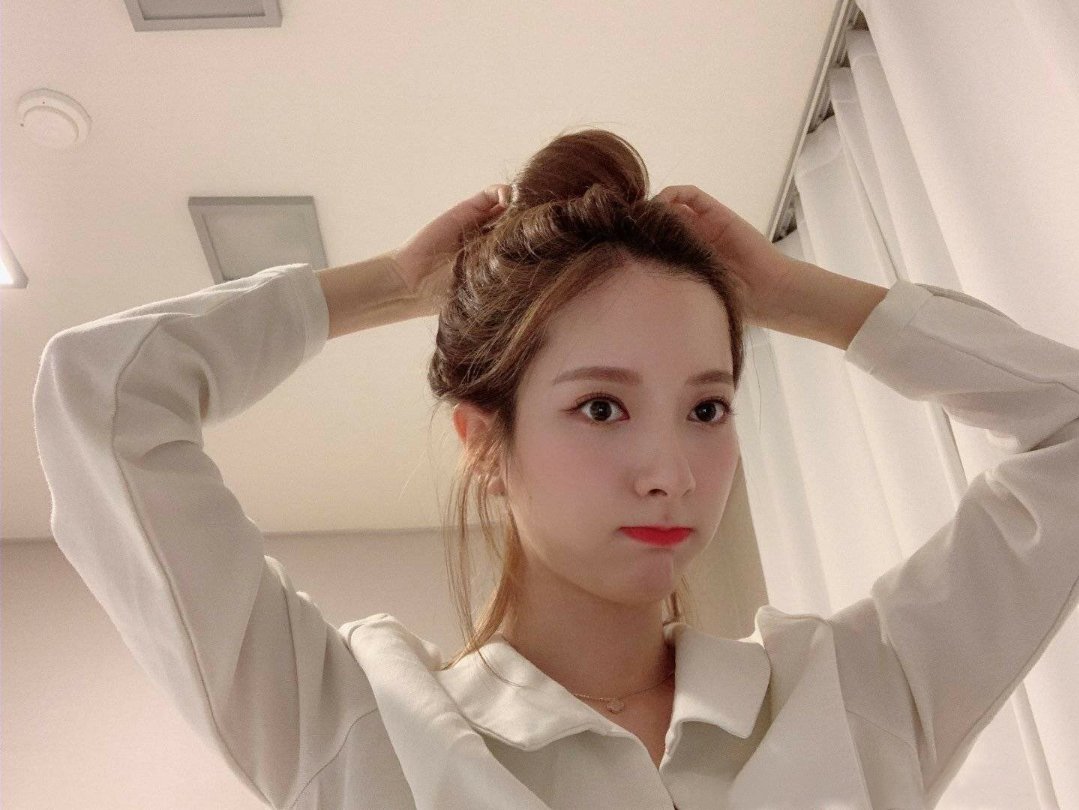 GIRLS_S2_'s tweet photo. #우주소녀 #보나 로고 제거 https://t.co/yVrNWzaOSw