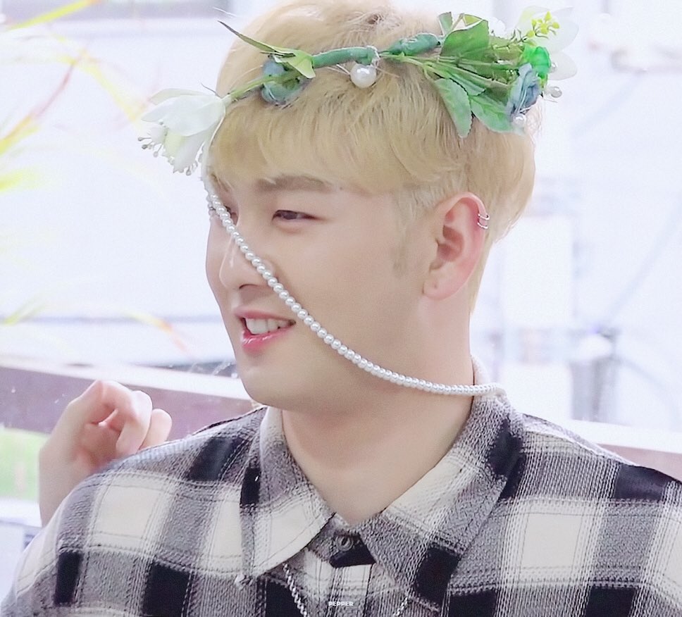 timetobaekho's tweet photo. 190524 #백호 × Dispatch with spoonz
"플라워볼 속 탄생화 화관 만들기!" https://t.co/Xf9nOe54YL