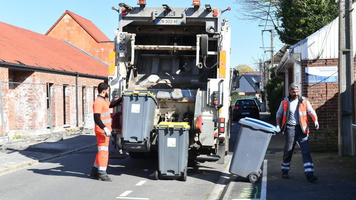 VDNLille's tweet photo. Chez #Esterra, " on fait ce qu’on peut pour revenir aux fréquences classiques " #déchets #Lille #Covid19 #MEL https://t.co/YWHINTjApQ https://t.co/Xe5tiZz16O
