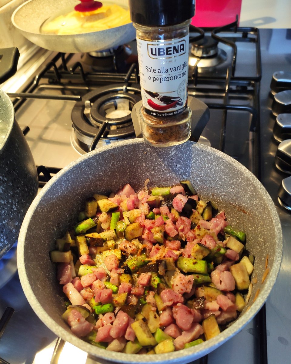 bluele's tweet photo. qui ho iniziato con i primi esperimenti con il contenuto della #degustabox! primizie dell'orto asparagi e melanzana 🍆 con la pancetta, insaporiti con il sale vaniglia e peperoncino #ubena, per condire un bel risotto... spazzolato! 😋
#degustablogger https://t.co/R1DWZFBy9Q