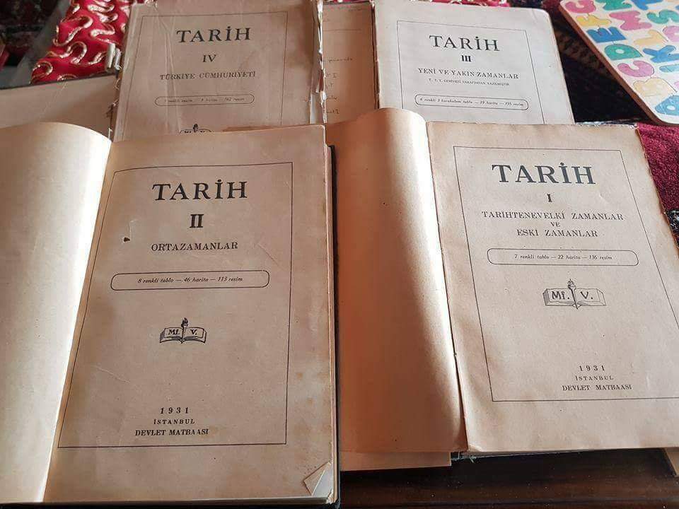 ATATÜRK'ÜN YASAKLANAN TARİH KİTAPLARI Resimde gördüğünüz kitaplar bizzat Mustafa Kemal Atatürk ün direktifiyle yazılmış tarih kitaplarıdır. Ve bu kitaplar 1931 yılından 1949 yılına kadar ortaöğrenimde ders kitabı olarak okutulmuştur. Bu kitaplarda bulunan haritalar,
