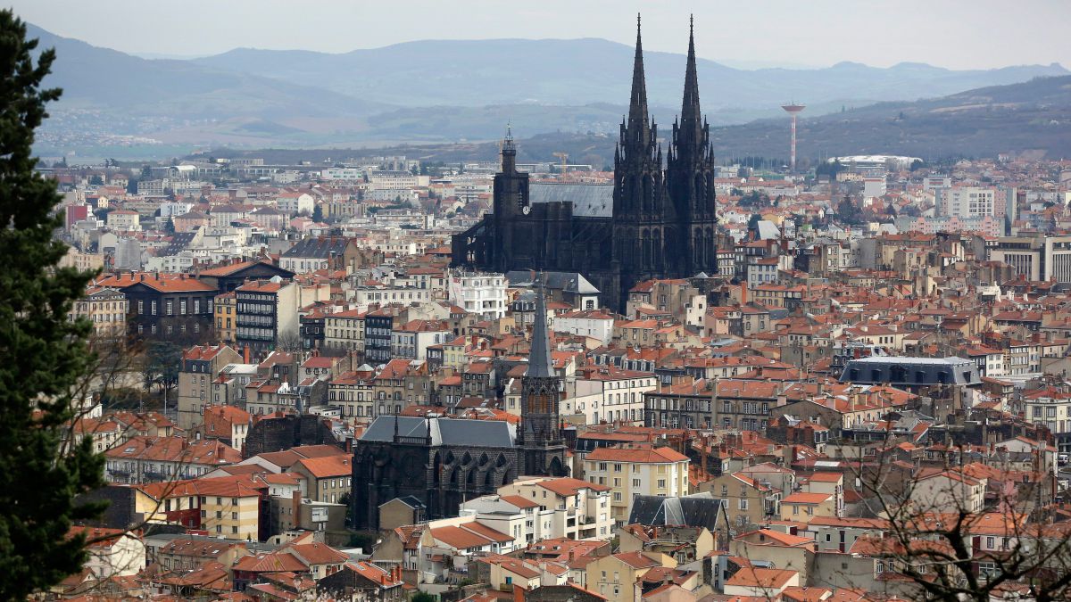 52. puy-de-dôme (63)prefecture : clermont-ferrand(once again apologies for the flag)clermont ferrand with their cool looking d4rk cathedral and the puy de dôme itself seem to be the highlights of the place, the rest idk it looks okay