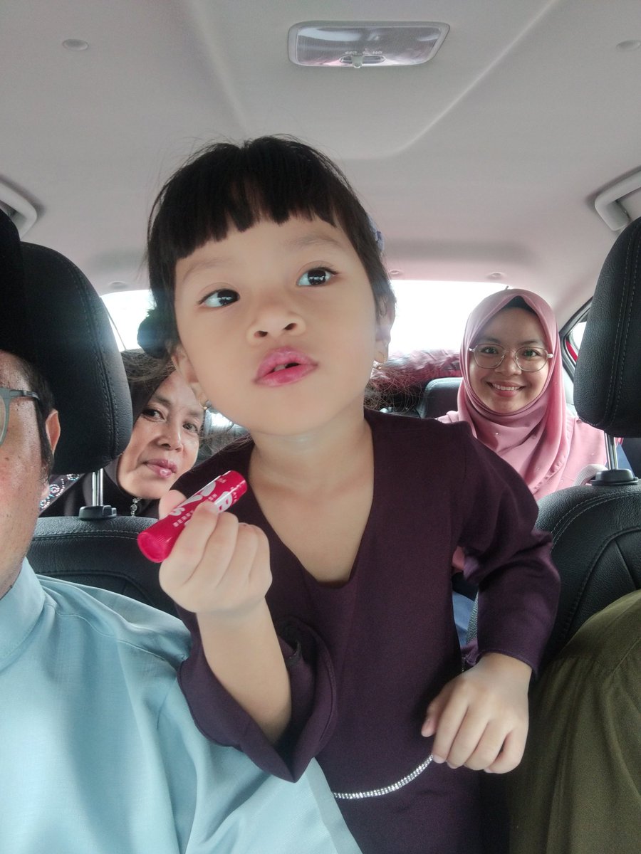 SharelIshak's tweet photo. Boleh dah guna #lastrayasingle π
Dr kecik sampai ke besar bdk ni bergambar dgn paklong time raya. π https://t.co/oOyxfljGjQ