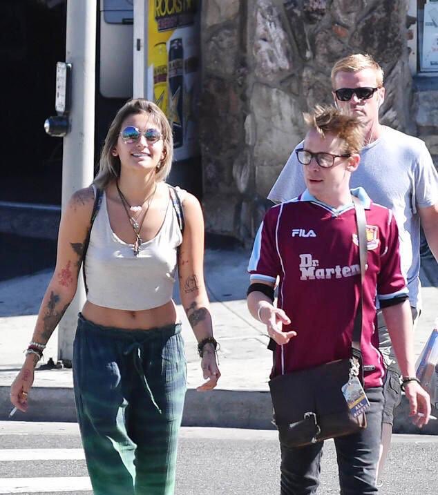 Celebrities wearing football shirts.A thread 