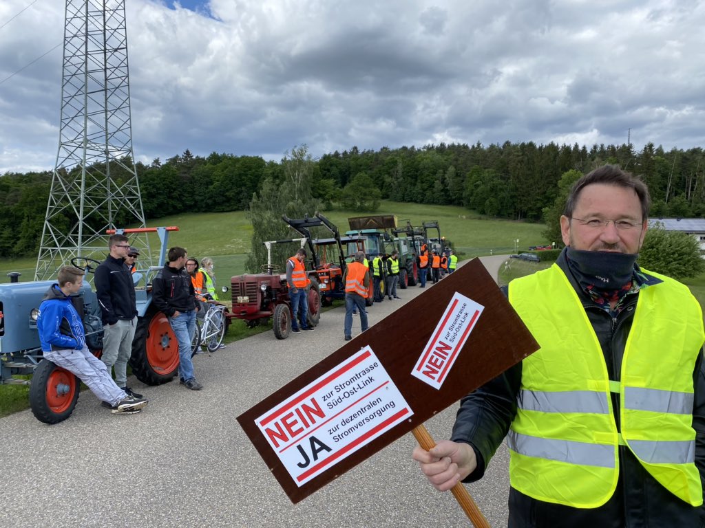 Gegner der Stromtrasse #suedostlink protestieren gerade in Altenthann (Lkr. Regensburg). Sie fordern eine dezentrale Stromversorgung und wollen keine Stromautobahn durch ihren Ort. @BR_Oberpfalz @BR24