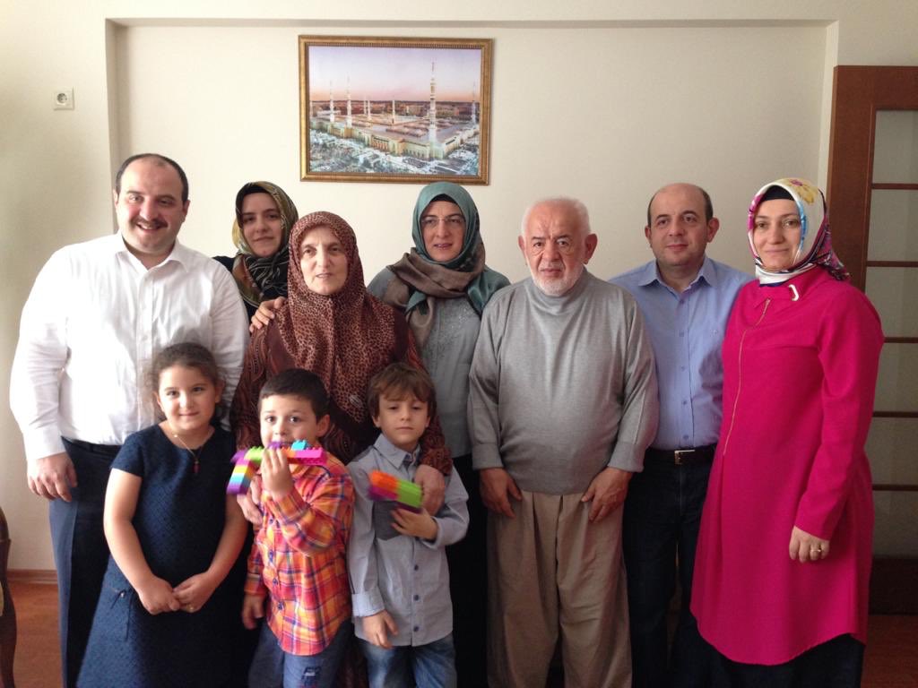 varank's tweet photo. Bu bayramda büyüklerimizi ziyaret edemesek, küçüklerimize harçlıklarını veremesek de eski fotoğraflarla gönüllerimizi bir ediyoruz.

Sevdiklerimizle nice hayırlı, sağlıklı ve bereketli bayramlara ulaşmak dileğiyle.

Ramazan Bayramımız mübarek olsun.

#İyiBayramlar https://t.co/NyzDoizyCX
