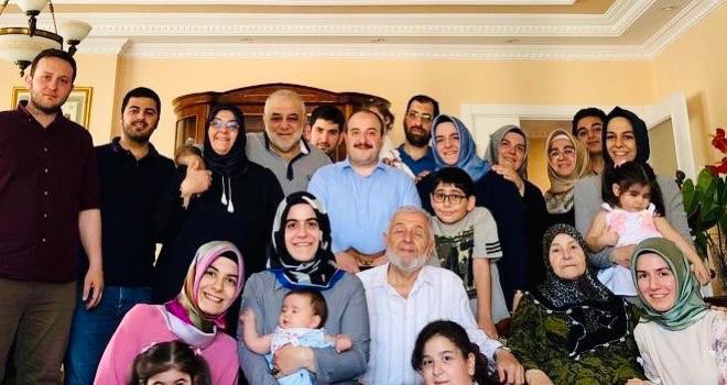 varank's tweet photo. Bu bayramda büyüklerimizi ziyaret edemesek, küçüklerimize harçlıklarını veremesek de eski fotoğraflarla gönüllerimizi bir ediyoruz.

Sevdiklerimizle nice hayırlı, sağlıklı ve bereketli bayramlara ulaşmak dileğiyle.

Ramazan Bayramımız mübarek olsun.

#İyiBayramlar https://t.co/NyzDoizyCX