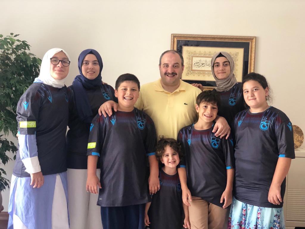 varank's tweet photo. Bu bayramda büyüklerimizi ziyaret edemesek, küçüklerimize harçlıklarını veremesek de eski fotoğraflarla gönüllerimizi bir ediyoruz.

Sevdiklerimizle nice hayırlı, sağlıklı ve bereketli bayramlara ulaşmak dileğiyle.

Ramazan Bayramımız mübarek olsun.

#İyiBayramlar https://t.co/NyzDoizyCX