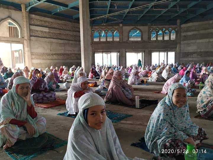hern4w4nsetia's tweet photo. Pelaksanaan Shalat Idul Fitri di Masjid Rahmatan Lil'alamin Al Zaytun Indramayu Jawa Barat dg ribuan jama'ah menggunakan standar WHO https://t.co/ZGDQ9OLall