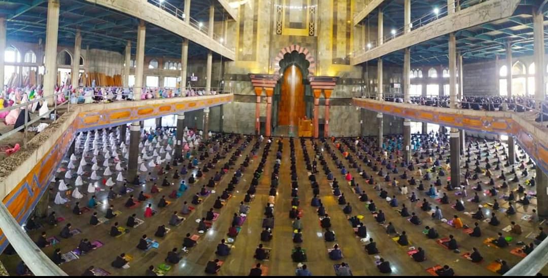 hern4w4nsetia's tweet photo. Pelaksanaan Shalat Idul Fitri di Masjid Rahmatan Lil'alamin Al Zaytun Indramayu Jawa Barat dg ribuan jama'ah menggunakan standar WHO https://t.co/ZGDQ9OLall
