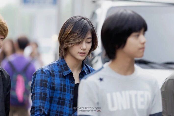 a thread of Jeonghan but he gets older as you keep scrolling: