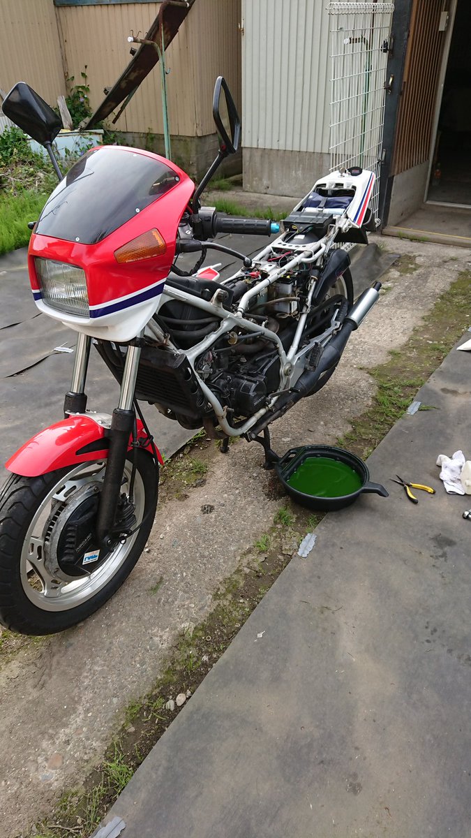 enepkawa's tweet photo. 手元に来てから９年。
もしかして新車当時から交換してないかも⁉️と思い、初のクーラント交換しました。今日は暑くて汗だくでした💦

#MVX250F
#2st
#2stoke
#クーラント交換
#デアリングタクト強い https://t.co/hbnP2uZy5u