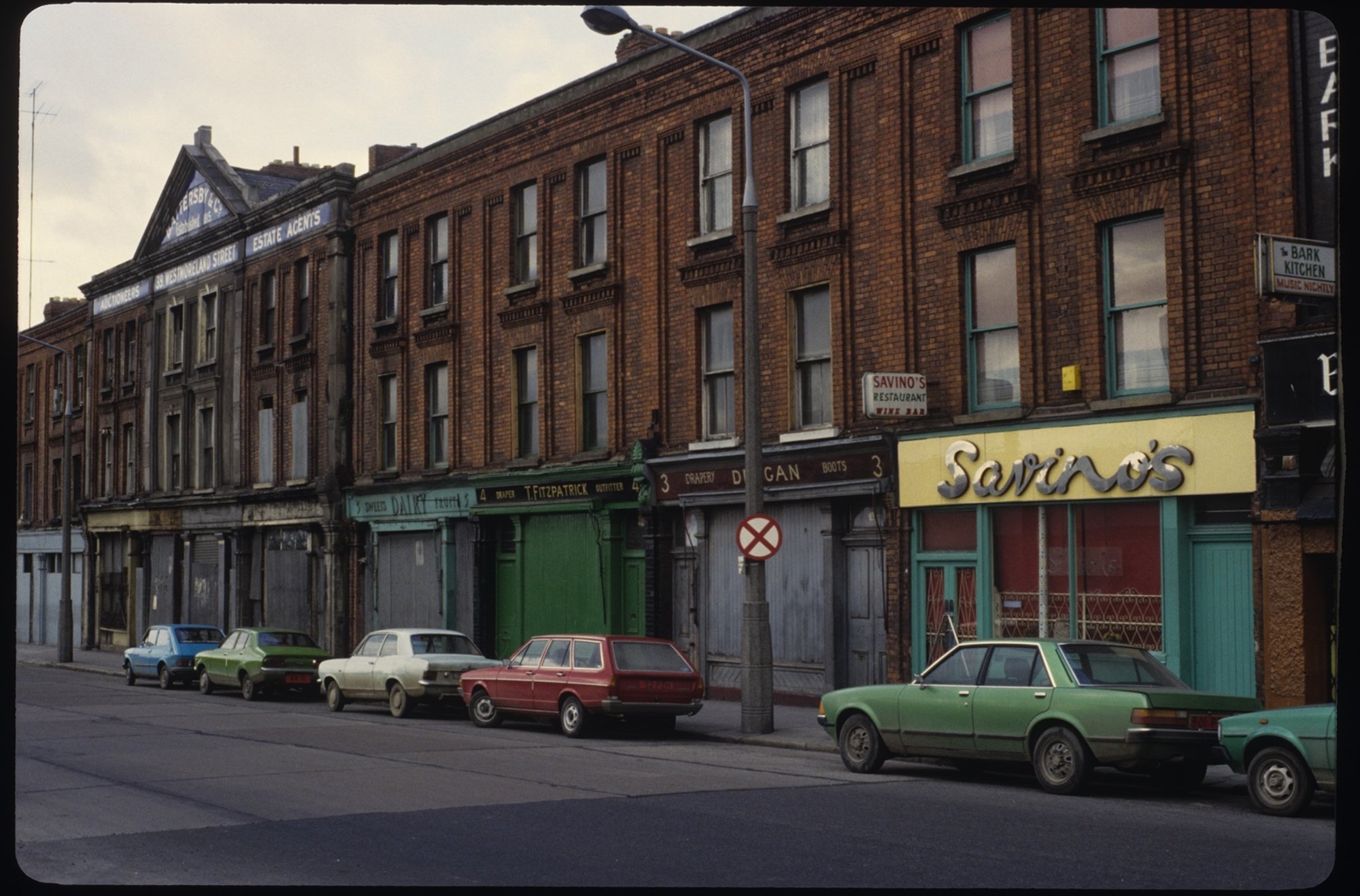 Old Ireland on Twitter "Sarsfield Quay Dublin 1980. Photo by Ronan