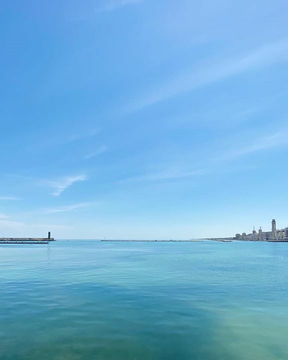 Quasi non mi sembra vero.

Stamattina sono tornato ad affacciarmi ad una delle finestre più belle di Bari. Tutto è rimasto al suo posto.

La bellezza naturale non teme il tempo e nessuna pandemia 🌈