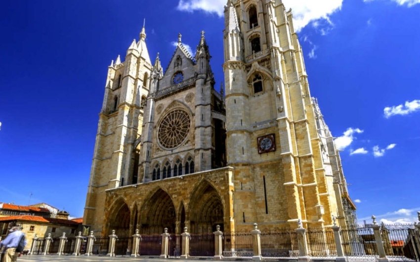43. León-Run like a lion run like a lion but they actually got their name from a roman legion- Military said hi- Stunning cathedral, gotta give them that- Romans got so obsessed with gold that they blew up mountains and now they look like this- Cold as well