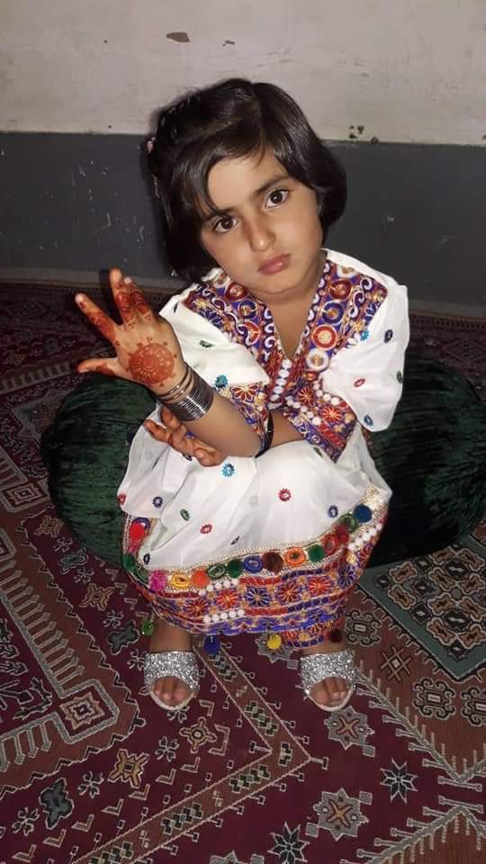 Daughter of Shaheed #ArmanLoni awaits justice. Even after wearing makeup on #EidUlFitr Day, her little beautiful eyes couldnt hide the feelings that she badly miss her Father. #StateKilledArmanLoni