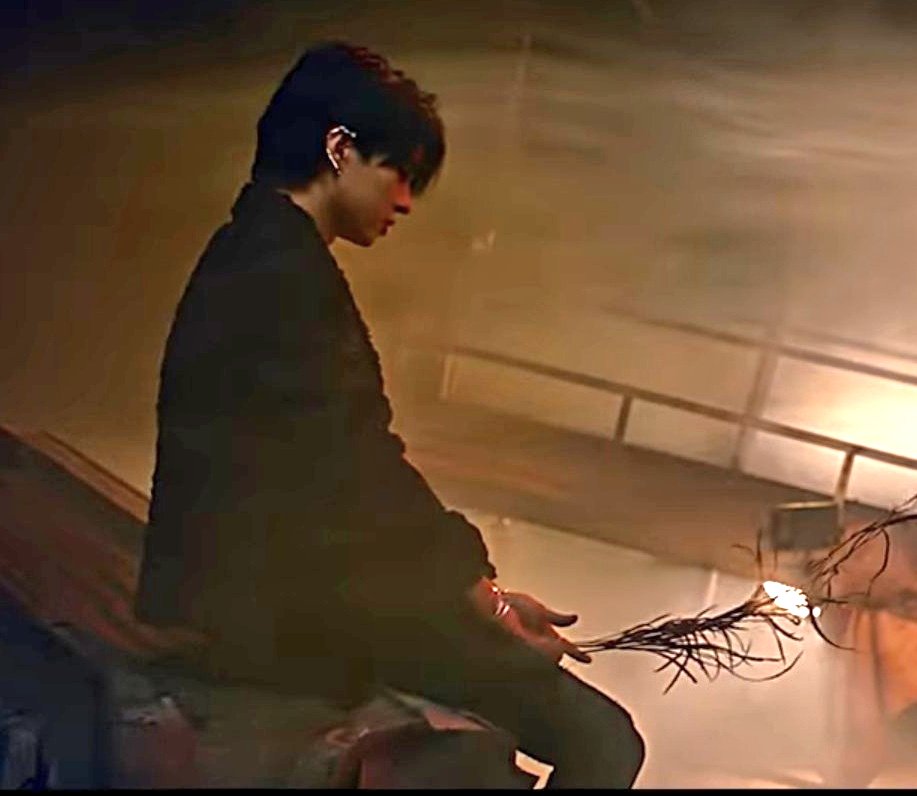 - cont- Underland (wonderland) for the first time where alice still couldn't distinguish between real life and dreams 3. In mayday teaser seungwoo was looking at a branch, in howling mv subin was holding a branch yES WHAT HAPPENED HERE