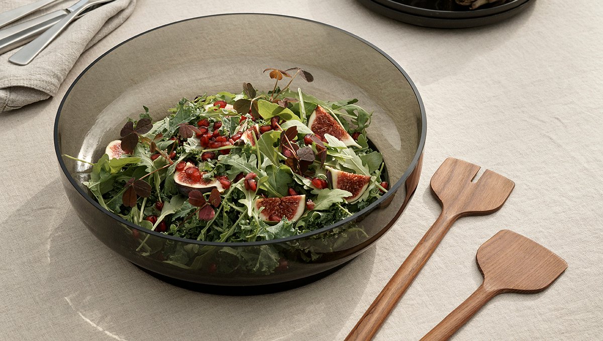 steltondesign's tweet image. The new Hoop bowl and salad servers will present your salads deliciously. The dark hues go well with both Scandinavian classic design as well as modern tableware. 
 #steltondesign #scandinaviandesign #designclassics #summerevenings #saladbowls #saladservers #outdoorseason