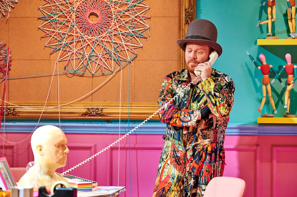 tattydevine's tweet image. 👋 'iya, @lemontwittor's on the blower reminding us all that The Fantastical Factory of Curious Craft is on TONIGHT at 8pm on @Channel4. #TFFOCC #TheFantasticalFactoryofCuriousCraft