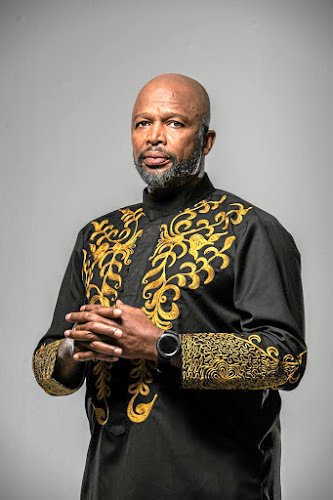 KE TV was replete with SAsoapies in the mid-90s as our TV channels expanded. Egoli. Rhythm City.  #BloodAndWater carries the best of that flavour into TV drama, even unto casting. Sello Maake Ka-Ncube as Matla Molapo (KB's dad)! Was the notorious Archie on Generations 