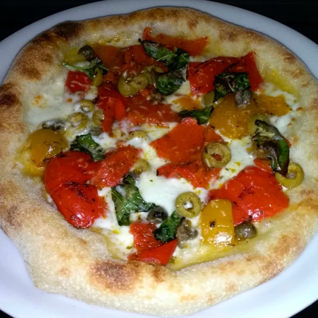 pa_dipi's tweet photo. Oggi ho preparato la mia #pizza #pizzanapoletana #pizzabianca con #peperoni #olive #capperi #mozzarella e #basilico Non ho una #pizzeria ma ciò che condivido con voi è un #impasto #impastoprofessionale che faccio a casa #ioimpastoacasa #pizzalovers https://t.co/9ZrScMzh32