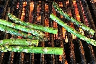 CookSoup2Nuts's tweet photo. If you are grilling this Memorial Weekend, Grilled Asparagus with Garlic and Lemon is a great side.  Kick it up with add any citrus, soy sauce or flavored oils.https://t.co/fZlOavW6sH #grillingseason #MemorialWeekend #asparagus #grilledveggies #threedayweekend #cookingsouptonuts https://t.co/DDUJeOBopr