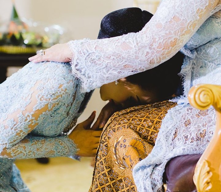 Dalam budaya Jawa, seseorang “sungkem” kepada orang yang lebih tua adalah suatu perbuatan yang terpuji dan ini merupakan bentuk penghormatan kepada orang yang lebih tua atau dituakan.