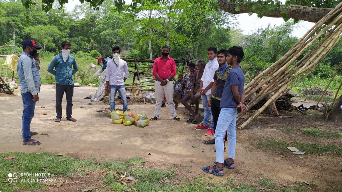 SatyabartaN's tweet photo. ଭଦ୍ରକ: ବାତ୍ଯା ଅମ୍ପନ ରେ କ୍ଷତିଗ୍ରସ୍ତ ହୋଇଥିବା ବନ୍ତ ବ୍ଲକ ଅନ୍ତର୍ଗତ ବାଙ୍ଗରପଦି ତିନି ଅଭାବୀ ପରିବାରକୁ ଭଦ୍ରକ ଜିଲ୍ଲା ରକ୍ତ ସଂଗଠନ ପରିବାର ତରଫରୁ କିଛି ଶୁଖିଲା ଖାଦ୍ୟ ପ୍ରଦାନ କରାଯାଇଛି 
@KCyJigoiFlvvBuu @gyana_r_das @bdo_bonth @CMO_Odisha https://t.co/Rcps3yjttx