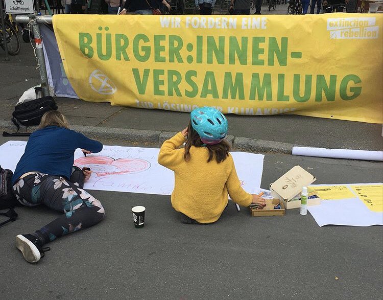 xrfrankfurt's tweet photo. Heute befragen wir wieder Passant:innen am Mainkai zu ihren Wünschen an die Politik. 
Und wollen dabei auf unsere dritte Forderung aufmerksam machen: Eine Bürger:innenversammlung zur Lösung der Klimakrise - noch in diesem Jahr. 
#bv2020 #citizensassembly #bürgerinnenversammlung https://t.co/xh5POWWn9s