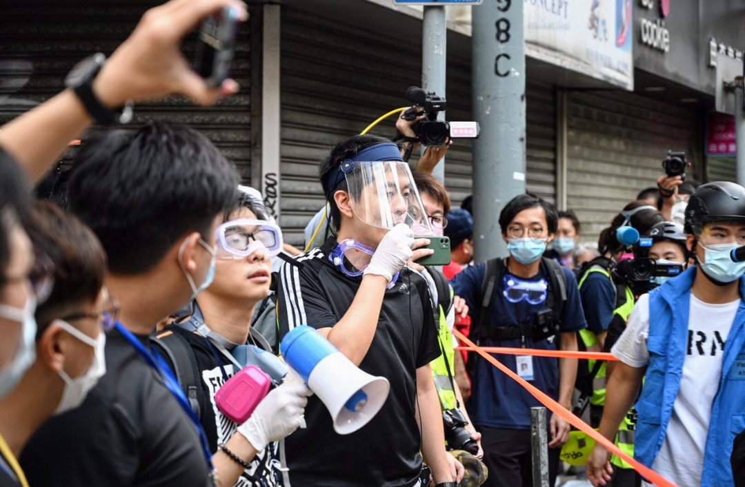 推特小红旗v Twitter 5月24日 部分香港市民上街游行 支持全国人大审议 全国人民代表大会关于建立健全香港特别行政区维护国家安全的法律制度和执行机制的决定 草案 建立健全香港法律制度 保障香港人民人权自由 并同警察打成一片