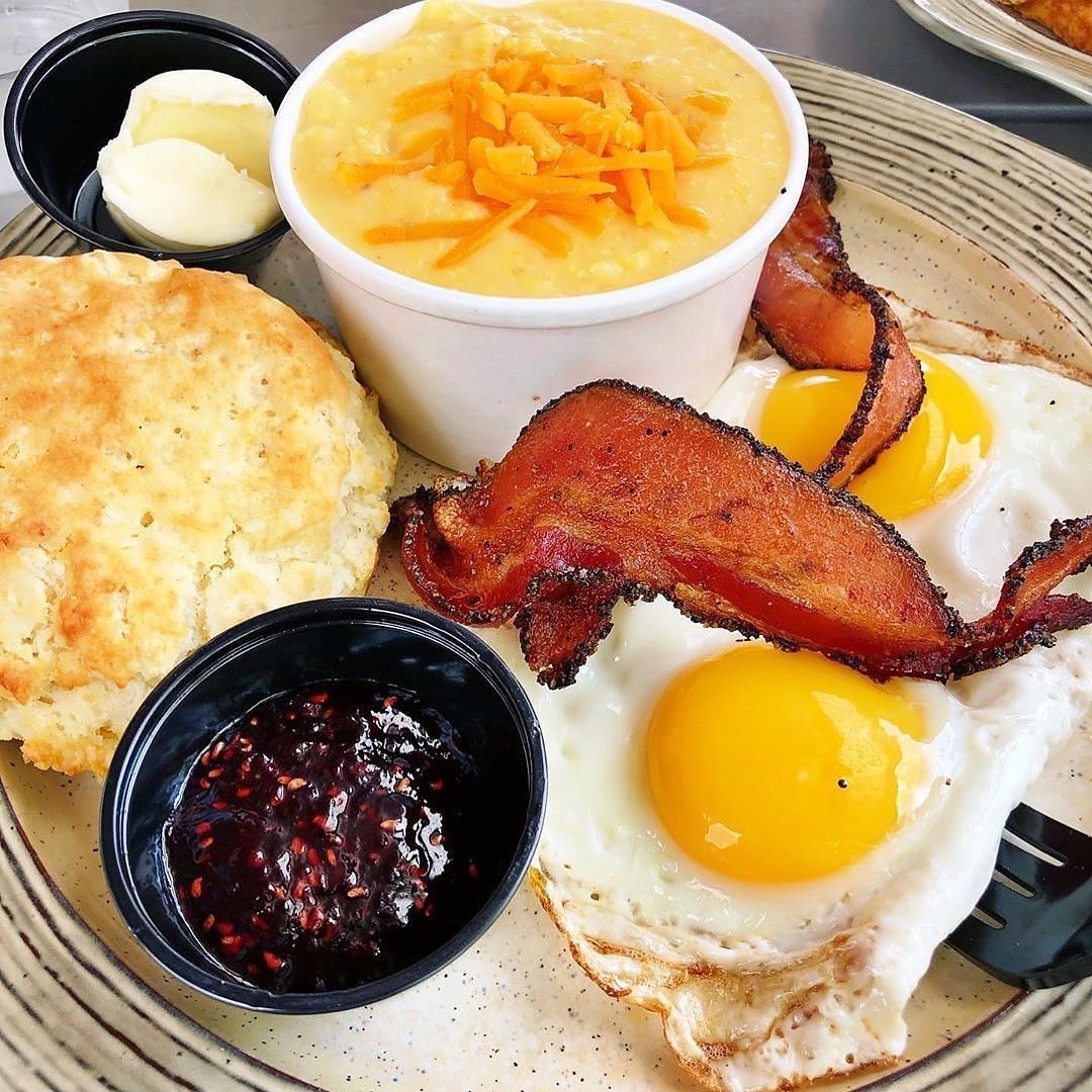 bitesofbullcity's tweet photo. Day 24 of #31DaysofTakeout. The epitome of comfort food comes in the form of biscuits, burgers, and cinnamon rolls; you can get all of that and more @GrubDurham! https://t.co/50RBfJoaw8 https://t.co/nP57Ts0rTW