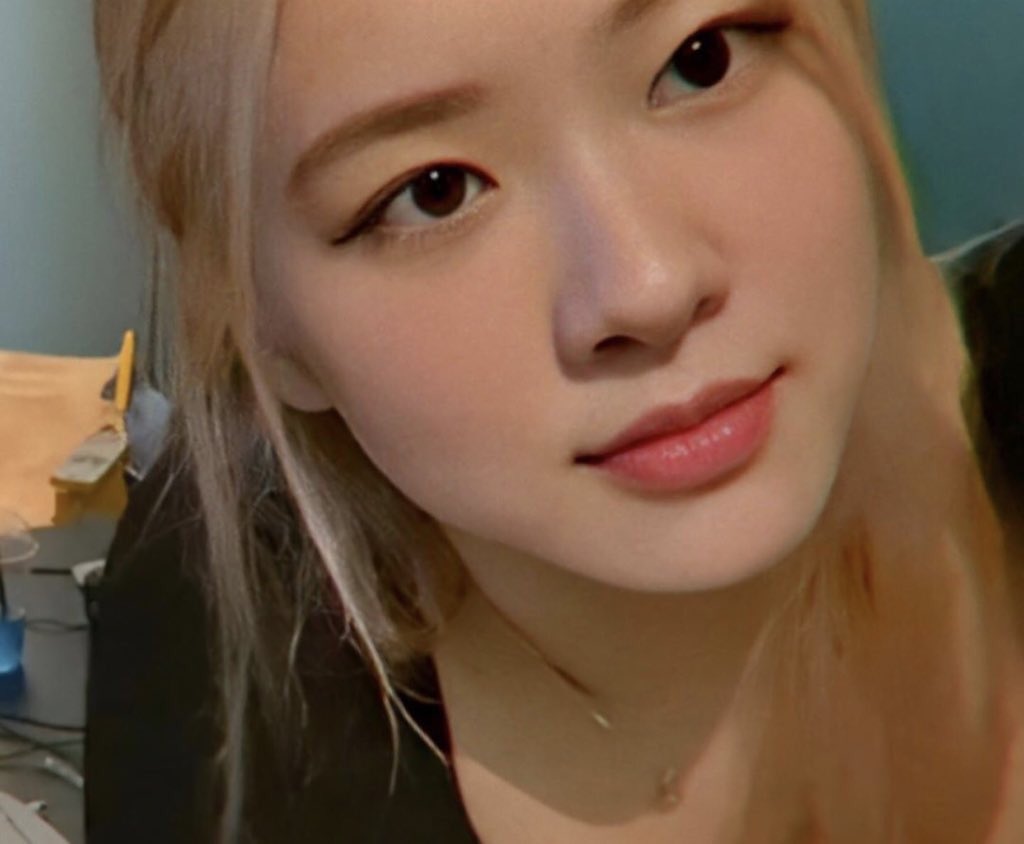 picturesrosie's tweet photo. how cute🤧 https://t.co/e1ydhoPsZh