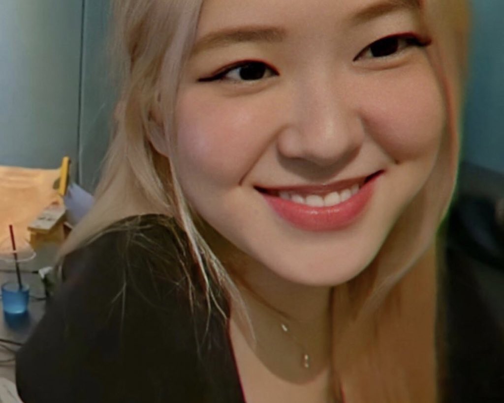 picturesrosie's tweet photo. how cute🤧 https://t.co/e1ydhoPsZh