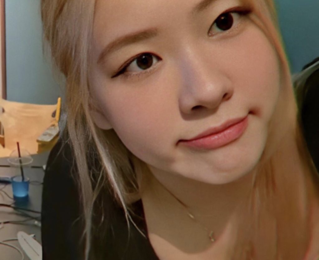 picturesrosie's tweet photo. how cute🤧 https://t.co/e1ydhoPsZh