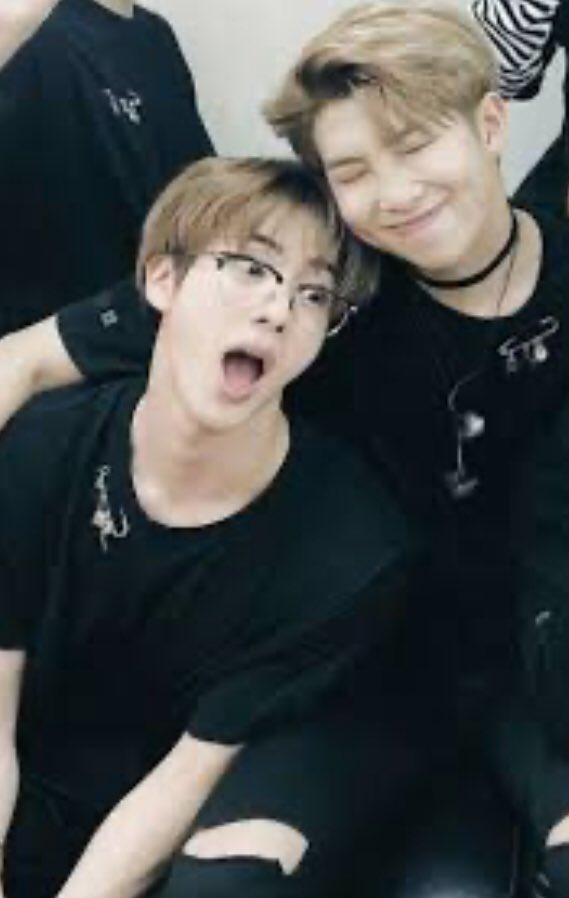 checillia6's tweet photo. @kjinamu @BTS_twt LUV NAMJIN BANYAK BANYAK💜💜 @BTS_twt jangan buat humor ku anjlok trus ya 😂 https://t.co/0nPDhcMiDQ