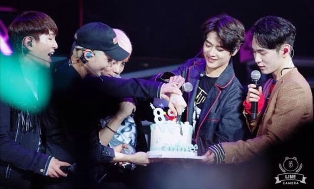 RealUnkle1932's tweet photo. Always and forever with SHINee 🎂 🎈 
#12YearsWithSHINee
#샤이니는_12년째_빛나는중
#AlwaysWithYouSHINee https://t.co/YjAzZnYKn8