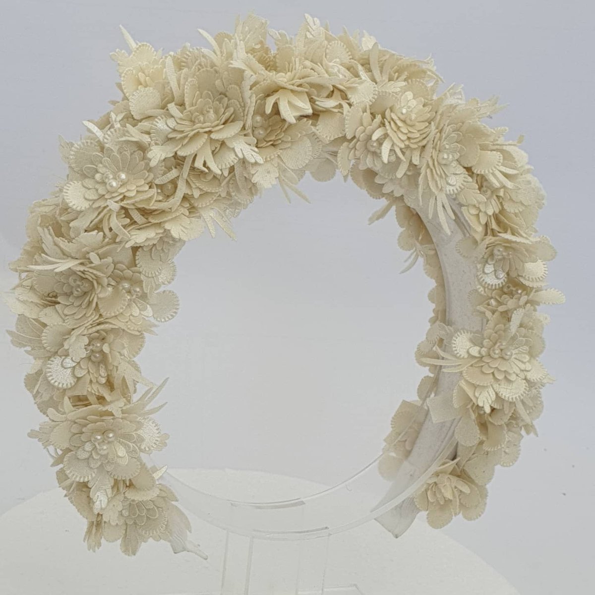 saintbethoffic3's tweet photo. Avital Laser cut handmade pu leather bridal headband and vine. A real showstopper, a head turner, a must wear. #weddingvibes #weddingplanning2020
#weddingplanning2021
#EngagedInLockdown

https://t.co/4tynUQLnRa

#bridalheadband #hairvine #sundayvibes #weddings #SundayMotivation https://t.co/uBhrNao3MZ