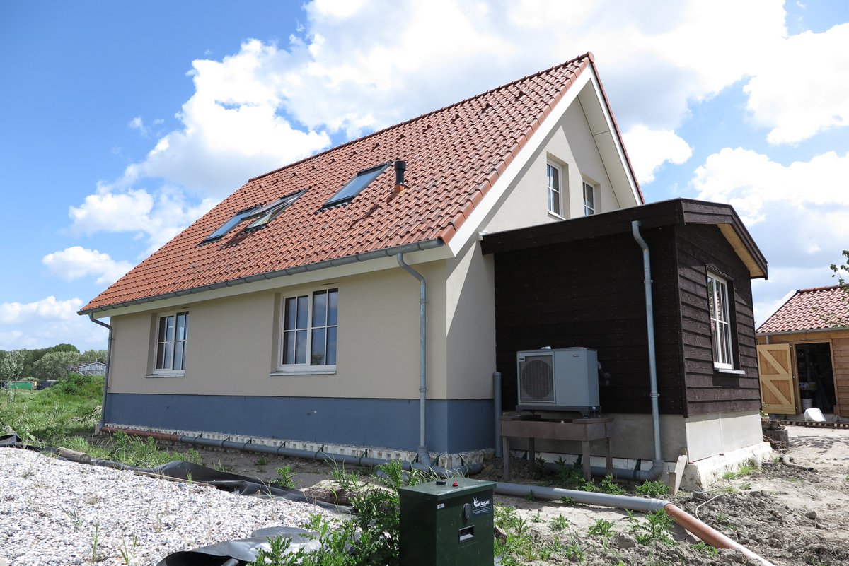 En zo ziet een helofytenfilter voor het reinigen van het grijs water eruit: links in het hoekje. Overal te vinden in de wijk Almere Oosterwold. Kijk ook even naar de mooie achterkant van het huis; voorkant een Tweet terug.