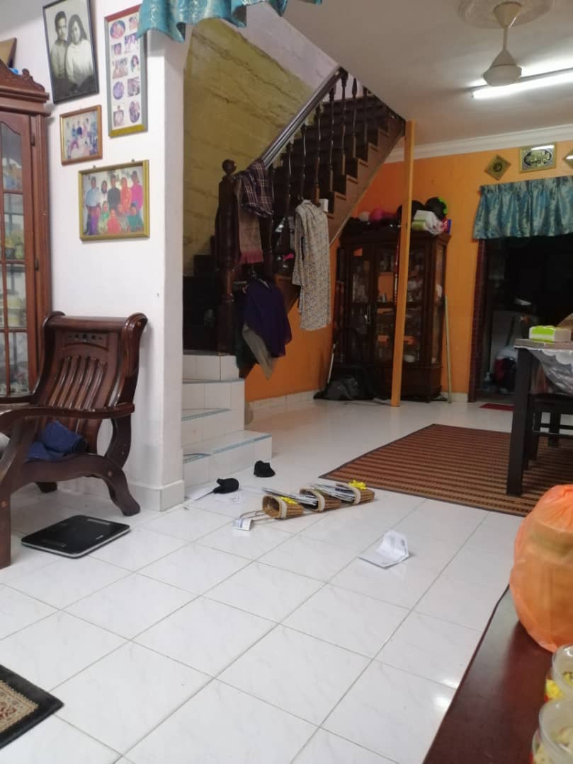 amfizz_'s tweet photo. Baru raya malam pertama dia dah datang mengacau.. Sampai bersepah dia jatuhkan barang² tu semua

p/s zoom dekat tangga yg ada tudung https://t.co/X7Y2GDKuuq