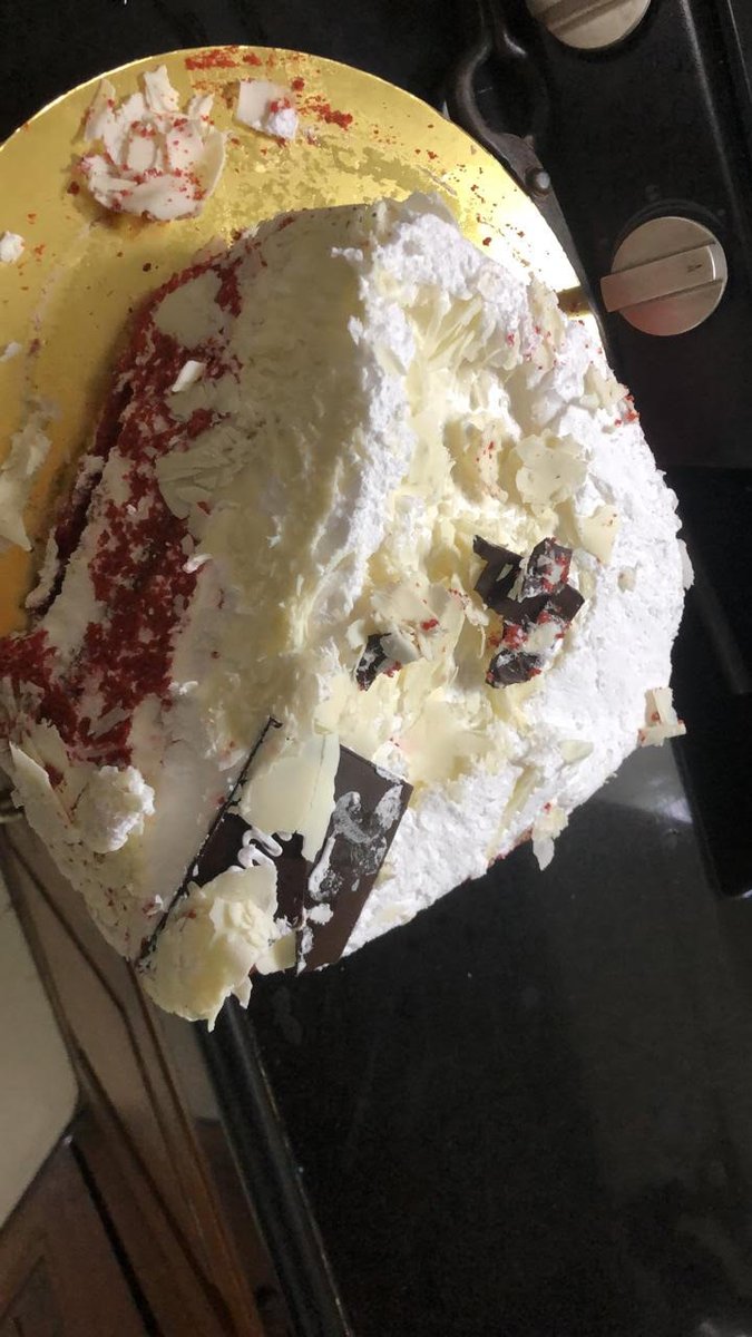 MuffiGoforit's tweet photo. @_Cakegift  totally ruined my special occasion by sending me a completely damaged cake, demanding delivery charges though had paid online. False promises made when contacted on number provided. No covid 19 excuse please as had ordered as per guidelines provided on your portal. https://t.co/oGw0duBZWf