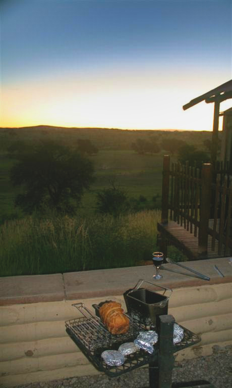 BryanKDM's tweet image. #Kgalagadi2020 #TravelTomorrow #NorthernCape  NorthernCapeSA @Tracks4Africa @boundless_sa @Tourism_gov_za @SANParksKTP @empowermzansi 
Nossob Camp at Night, Mata Mata Camp shade, Kalahari Tented Camp Dinner...