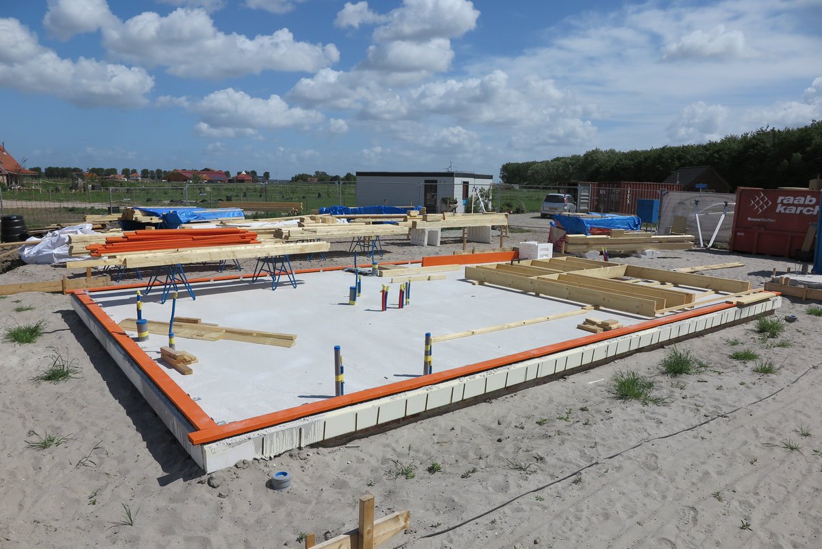 Droomhuis in wording voor een gelukkige dame die een mooi plekje in Almere Oosterwold kon bemachtigen. Houtskelet met stro isolatie, eigen regenwateropvang met een vijver,  grijs water naar helofytenfilter, en stadslandbouw. <a href="/PJBoelhouwer/">Peter Boelhouwer</a> #circulairbouwen #duurzaam #gezondwonen