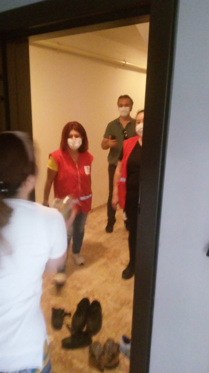 Bugün ki ilk misafirimiz Kızılay’dı çok duygulandım çok teşekkür ederiz <a href="/minemet75/">Mine Alkan Met 🇹🇷</a> Sağlık günlerde buluşmak dileği ile #EvdeBayramVar